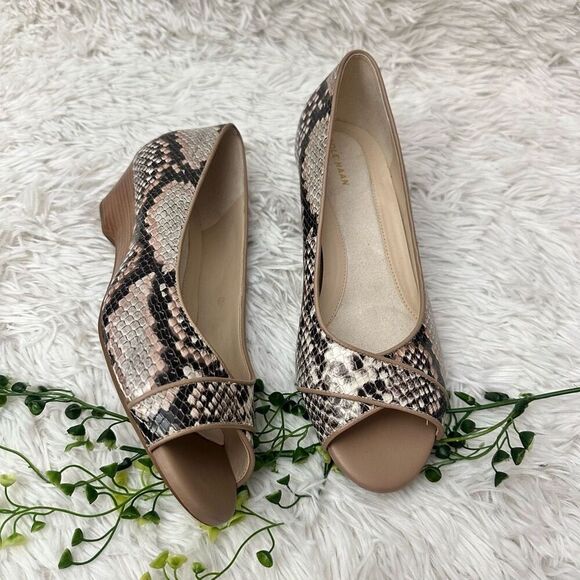 COLE HAAN Python Pattern Leather Low Heel Wedge Peep Toe Pumps Cushioned sz 8B - Picture 3 of 10